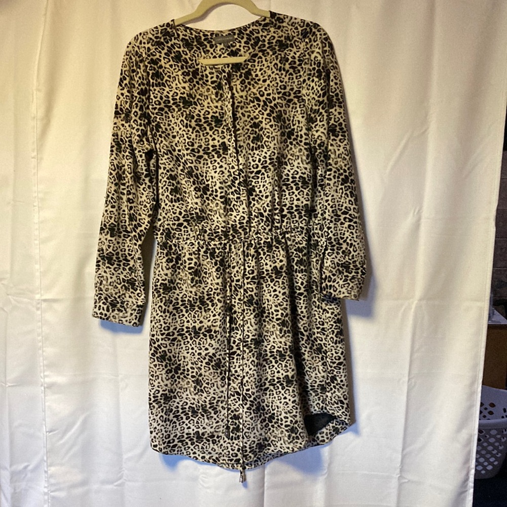 Vince Camuto dress, size 8. Zipper front, pull sting waist, 39” long